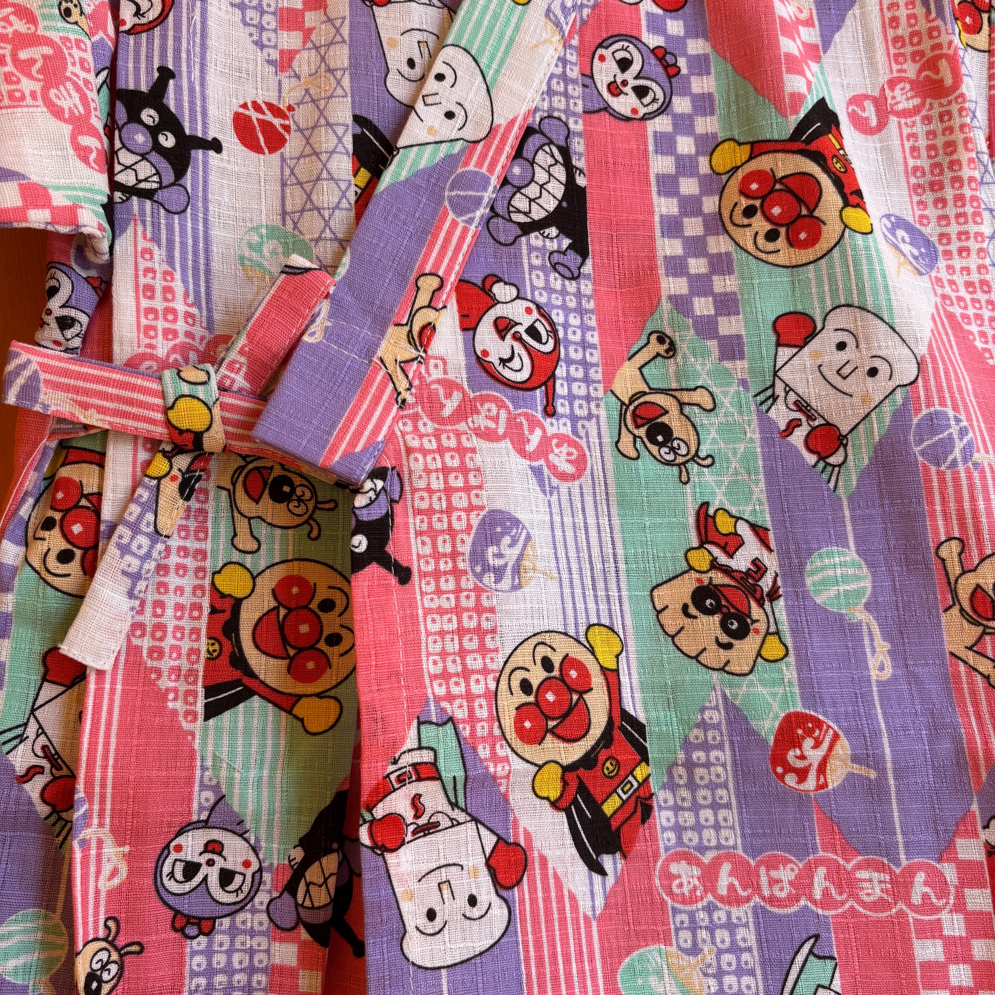 ensemble de jinbei veste et short, super héro anpanman, couleur vert violet et rose, unisexe