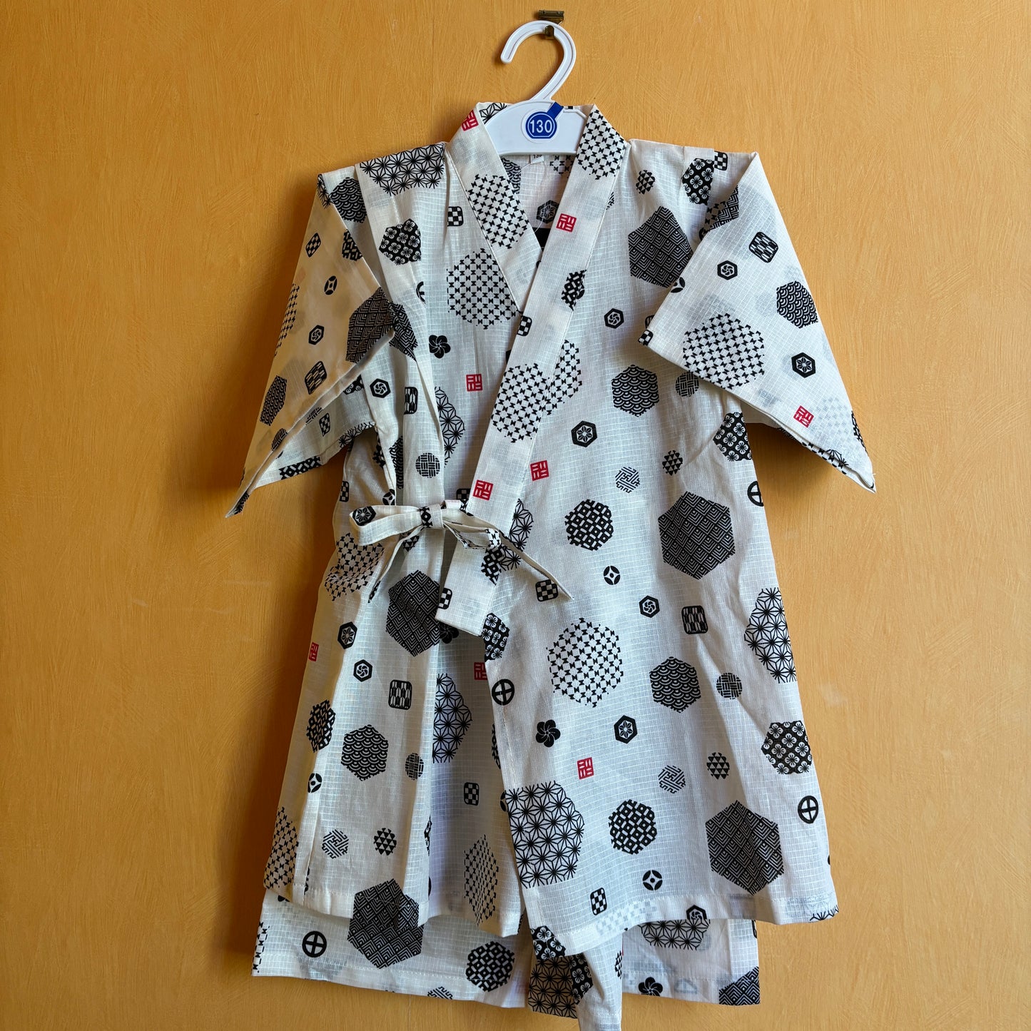 jinbei façon pyjamas, motifs géométrique noir sur fond blanc, garçon