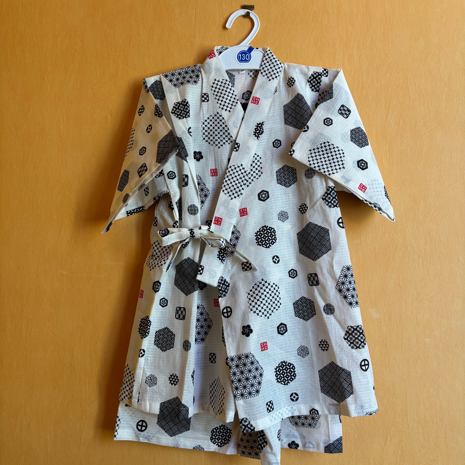 jinbei façon pyjamas, motifs géométrique noir sur fond blanc, garçon