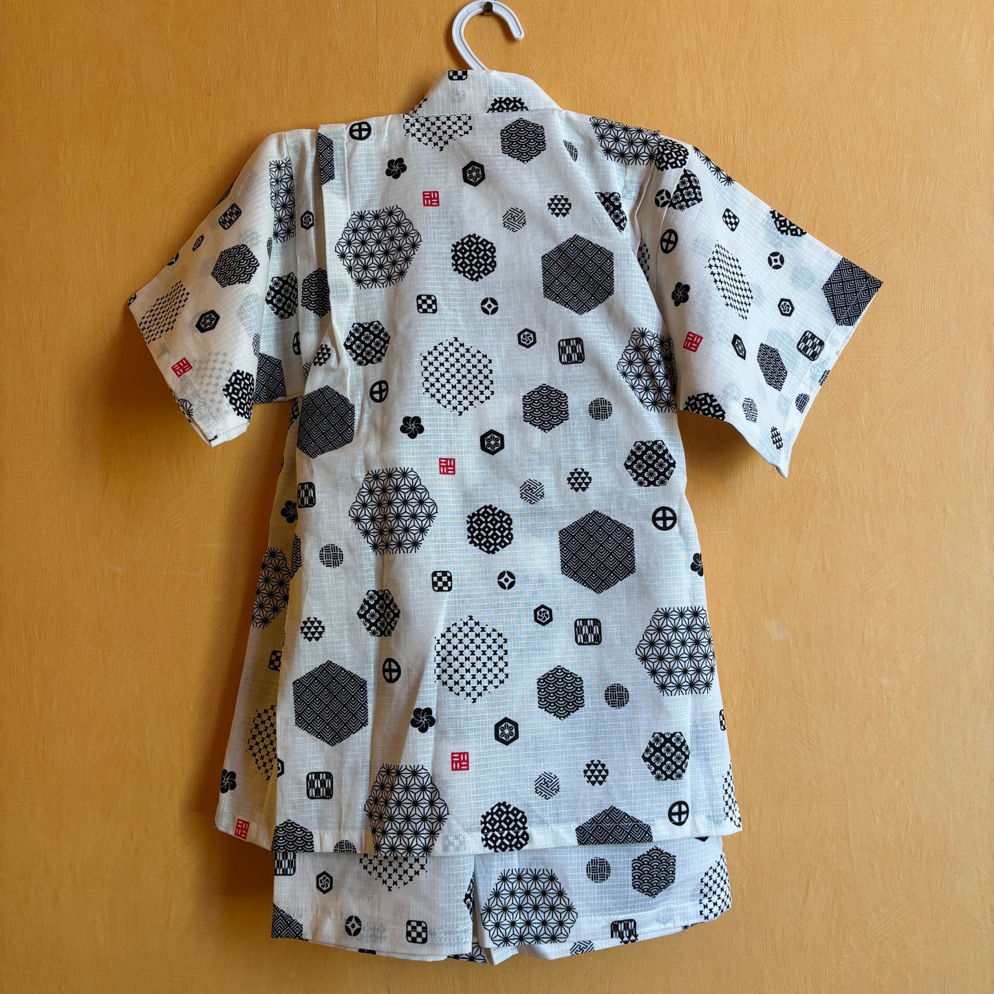 jinbei façon pyjamas, motifs géométrique noir sur fond blanc, garçon