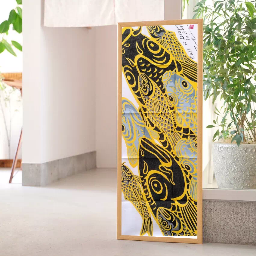tenugui, similaire à poster, estampe façon ukiyo-e avec des carpes koi noires et jaunes