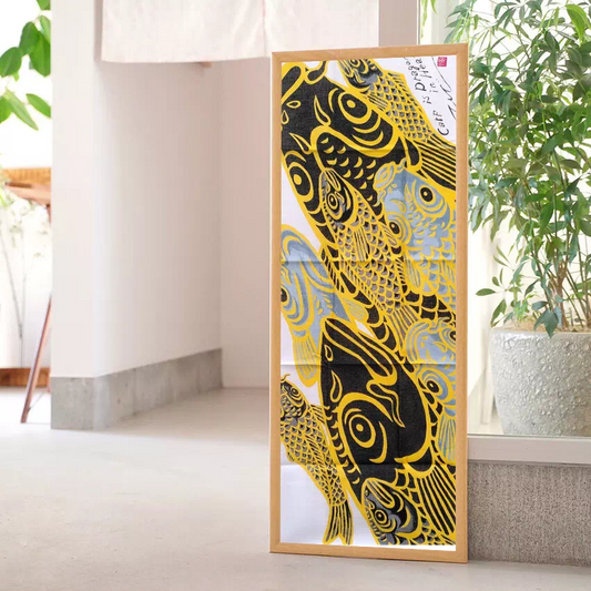 tenugui, similaire à poster, estampe façon ukiyo-e avec des carpes koi noires et jaunes