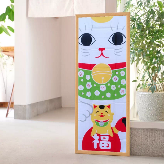 tenugui, similaire à poster, chat porte bonheur maneki neko de couleur blanche avec un grelot jaune