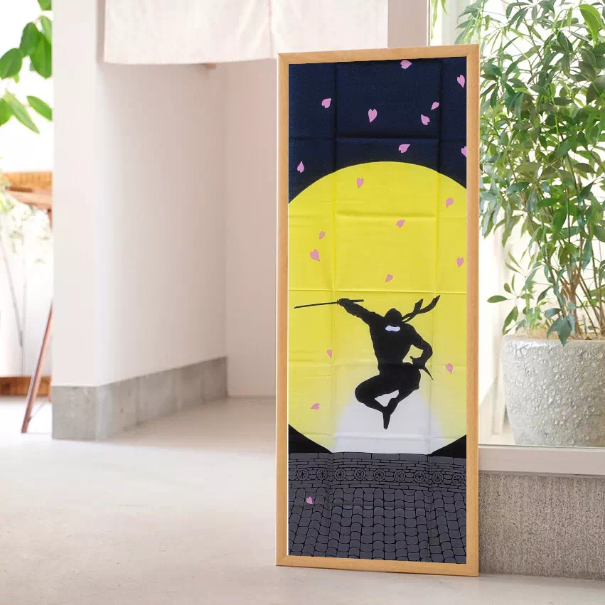 tenugui, similaire à poster, ninja de couleur noire avec fleurs de cerisier et lune jaune en fond